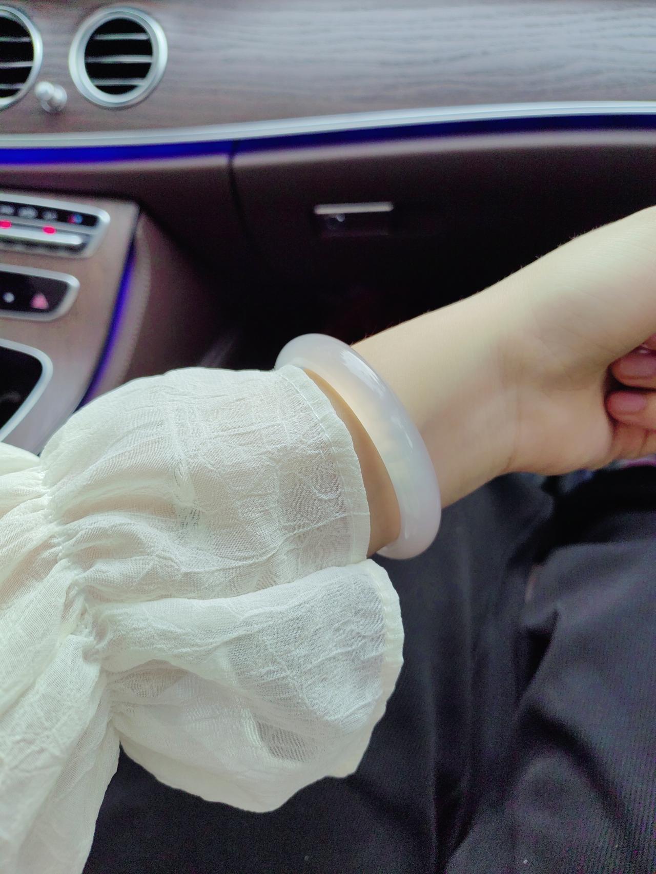 你们结婚买了金手镯吗？
昨天晚上叫老公明年给我买金手镯被拒绝了，一气之下我又气了