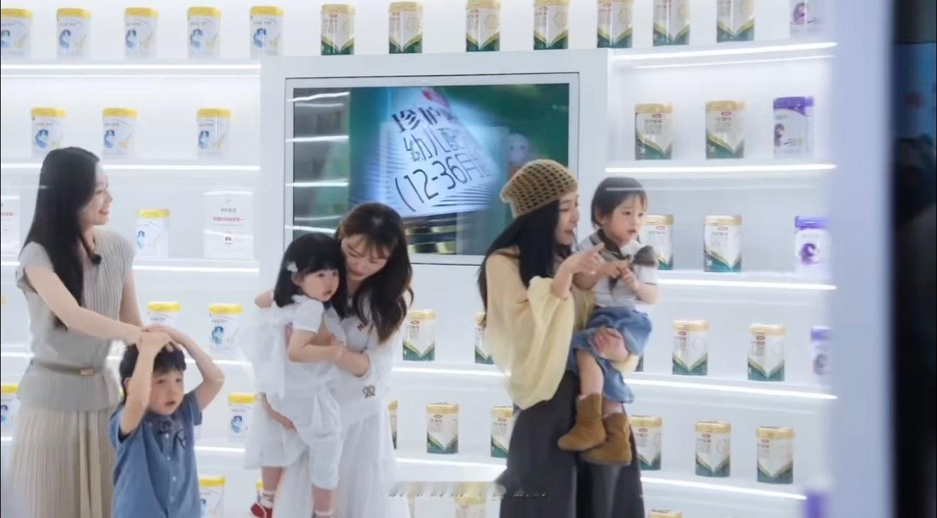 这一看就是尝到带娃的甜头了陈伟霆走进敕勒川黄金奶源地，一边探寻新鲜奶源，一边和小