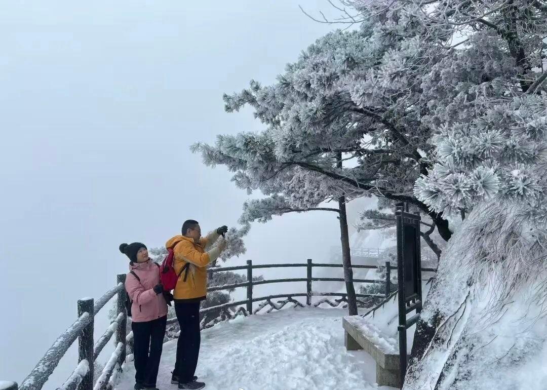 【池州迎来2026年第一场雪！】今天，池州多地迎来新年首场降雪。 ​​​