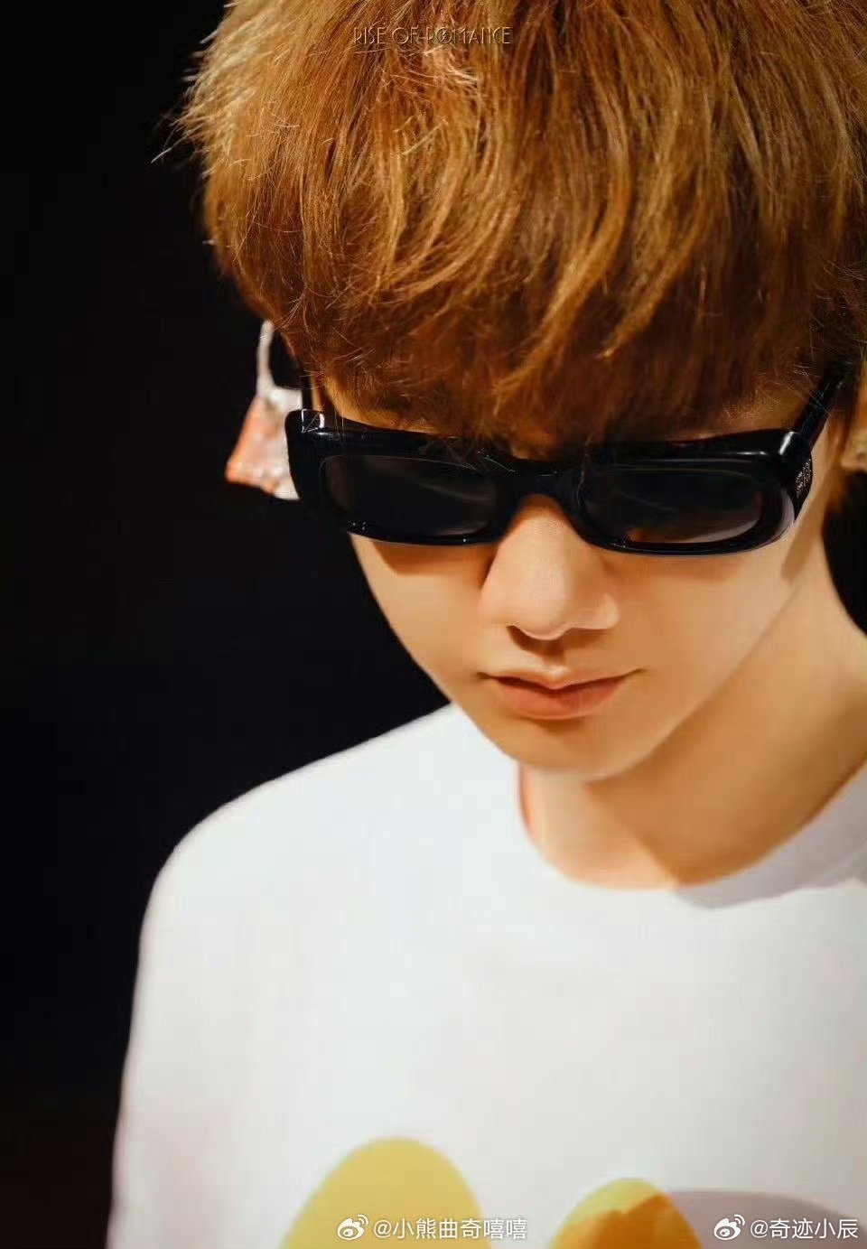 林俊杰给汪苏泷送花篮 林俊杰送花篮为汪苏泷世巡新加坡站打call，兄弟情满满，双