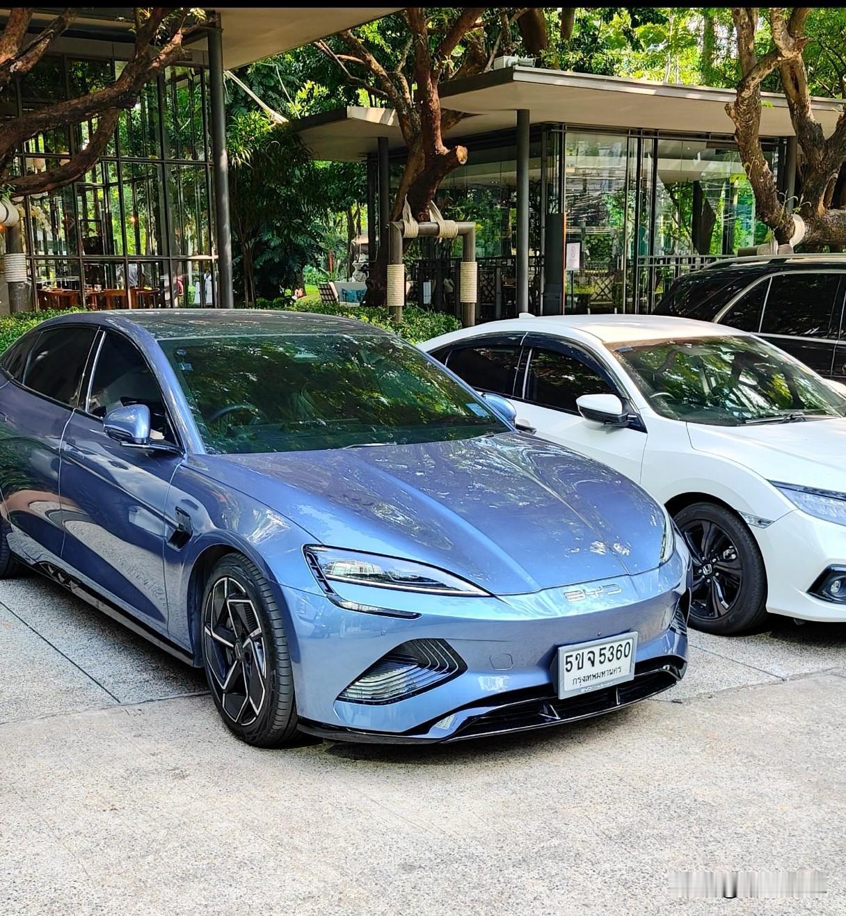 比亚迪在泰国街头“变高级”？国内卷多了，海外反成香饽饽！

国内满大街的跑的比亚