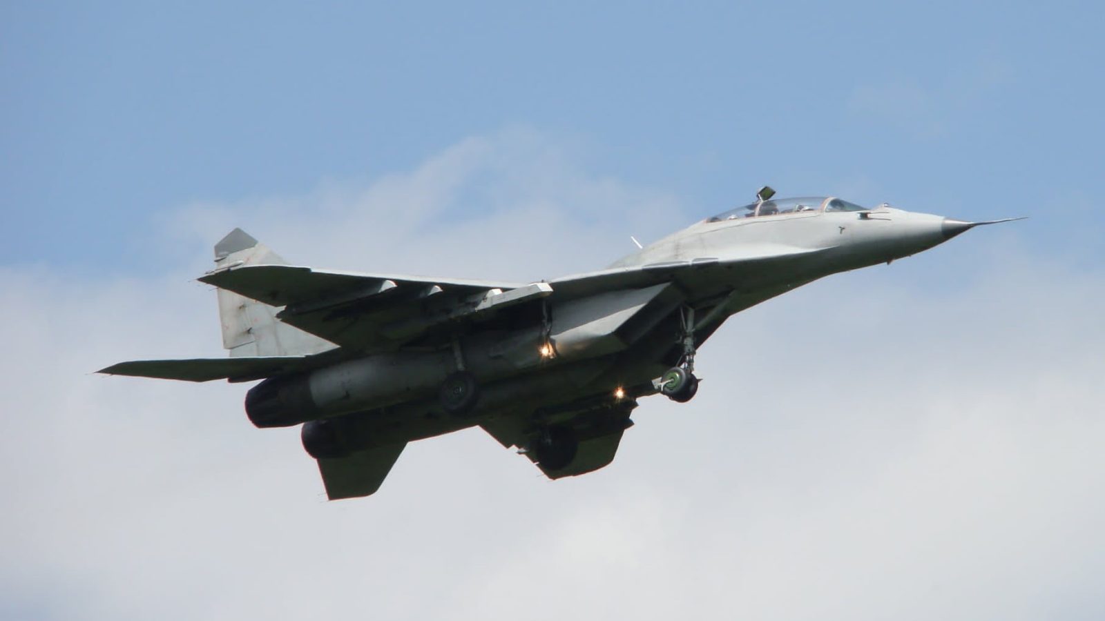 塞尔维亚的MiG-29UB战斗教练机也用上了中国提供的外置火控系统，本来这飞机因