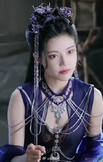 《千朵桃花一世开》说真的，现代人穿这种衣服男朋友都要吃醋，露手臂露大腿就算了，最