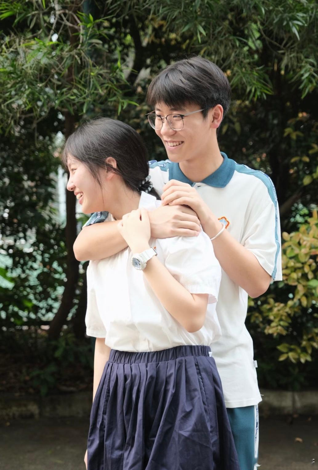 我们俩都漏出了幸福的笑容 ​​​