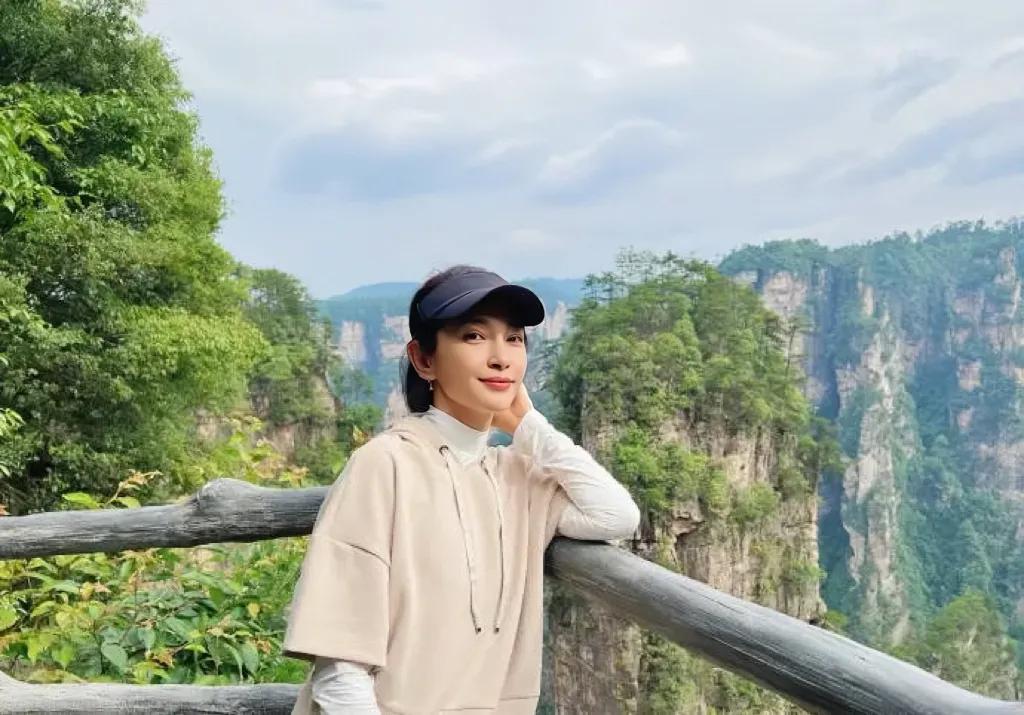 近日，知名女星李冰冰在社交媒体上分享了一组父母游玩张家界的合照，照片中两位老人笑