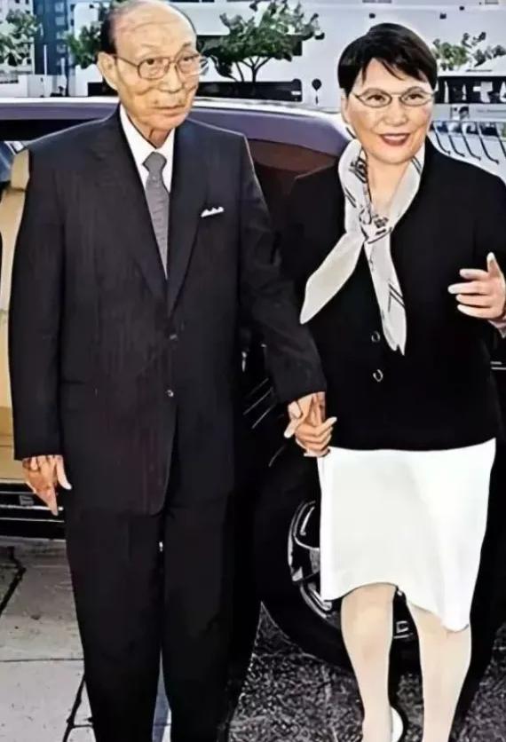 邵逸夫的财富谜局：200亿遗产无人继承，4子女缺席葬礼的背后
 
1958年的香