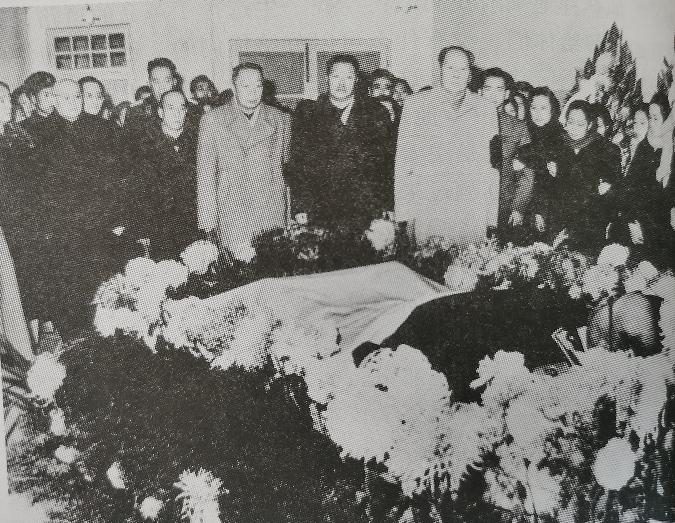 1963年12月16日，罗荣桓元帅病逝，毛主席亲自参加了追悼会。

从秋收起义开