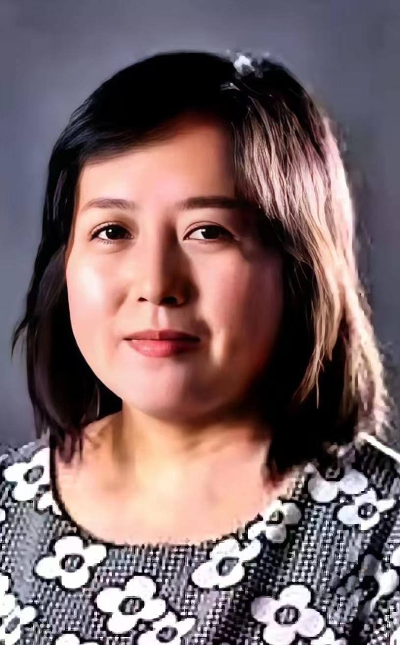 四川成都锦城学院广告系主任聂鑫鑫，46岁，学生私下里称她为“最好的那种老师”，她