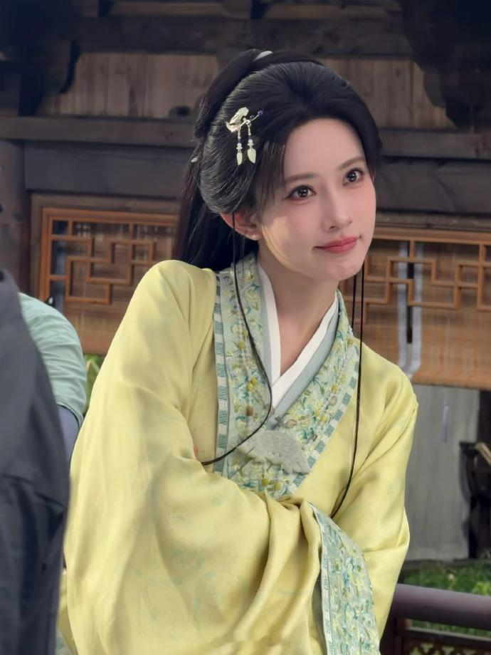 孟子义就这样看着你、孟子义美美哒摆拍亲身测评好物直言口红真的很容易染唇，真实又接