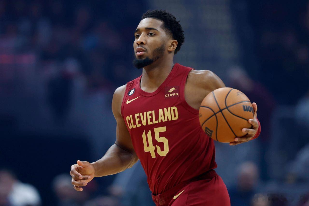 米切尔谈哈登争议NBA球星成长史多诺万·米切尔的发言引发热议，他以詹姆斯和乔丹为