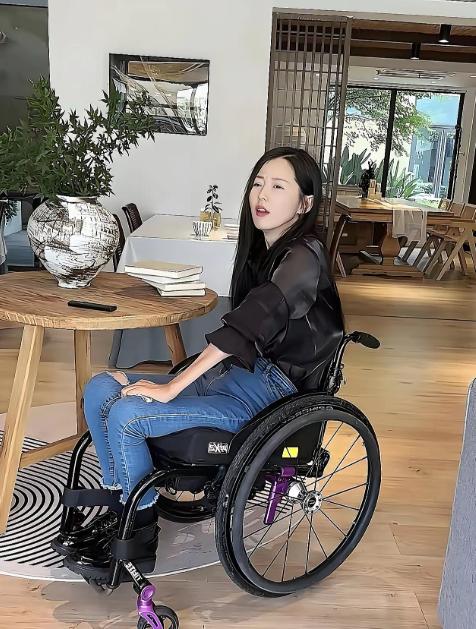 北京一女老师，车祸意外瘫痪，被丈夫抛弃。10年前资助过的穷学生：老师，这辈子我养
