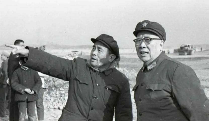 1984年，退休的曾将军来到大连一处水库钓鱼，就在垂钓时，水库的负责人走了过来，