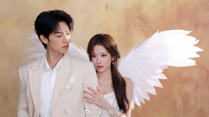 韩雨彤天使妆造封神了跟曾辉双人照氛围感真好 