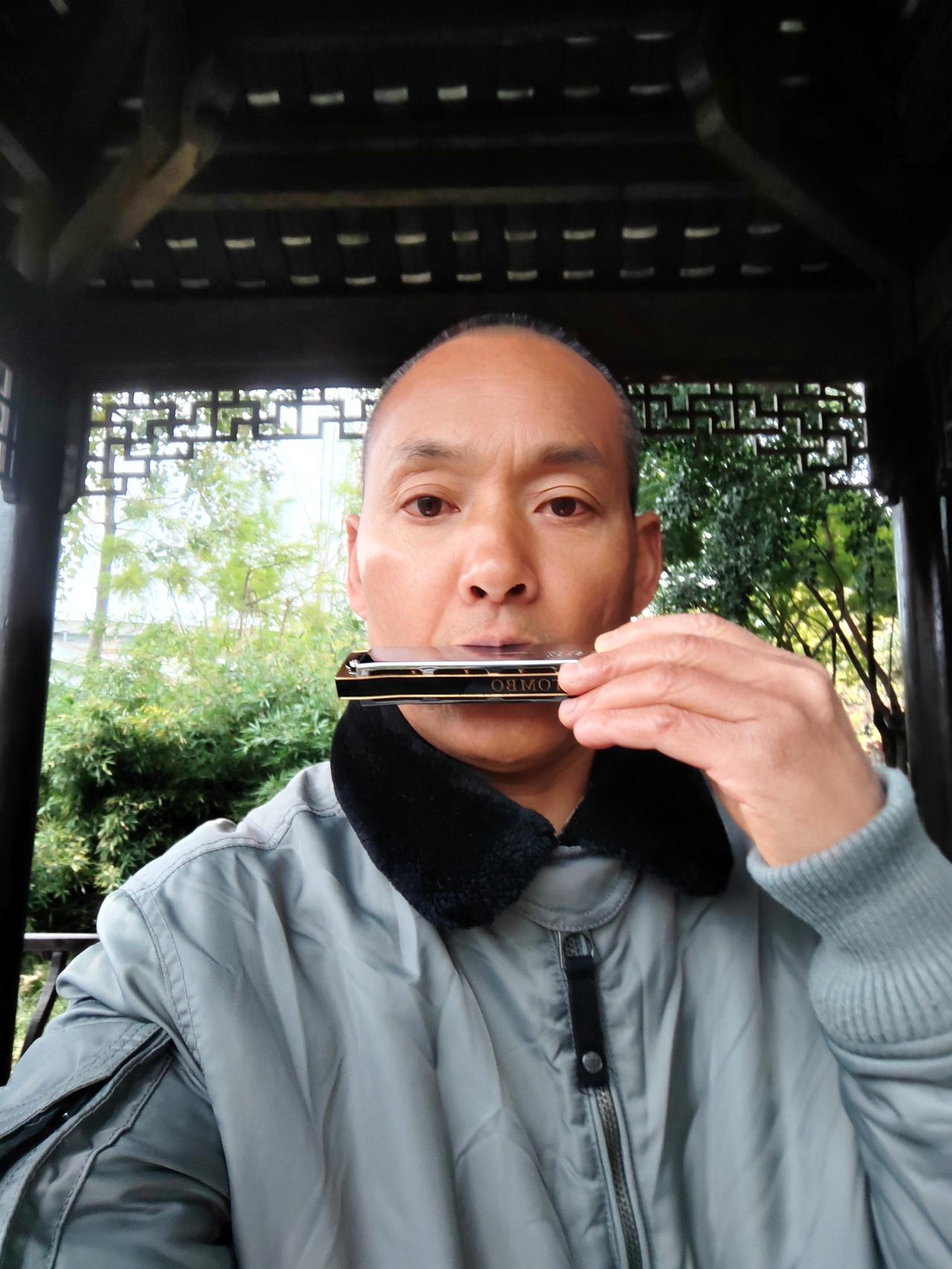 口琴当然是乐器，而非简单的玩具。它历史悠久，小小身型却便携无比，不管是背包旅行，