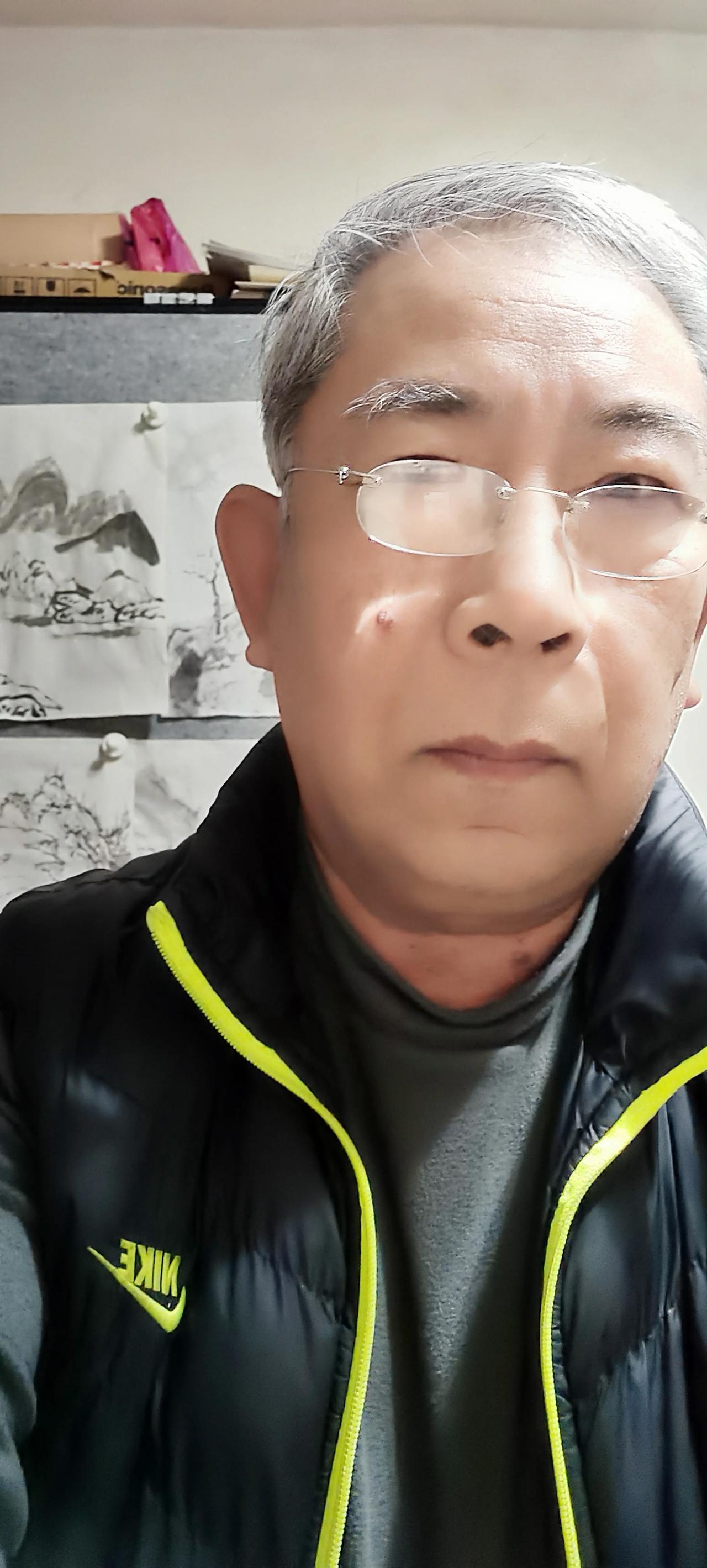 明天去崂山吧溜达一圈吧。我也是一个冬天增重二十斤了。得运动运动了。两腮都下垂了[
