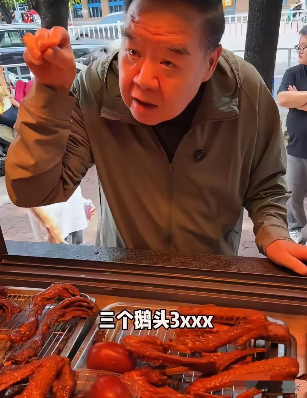郑则仕到潮汕吃狮头鹅，瘦身七十斤的他穿着朴素便服，毫无明星架子，起初想一次性购入