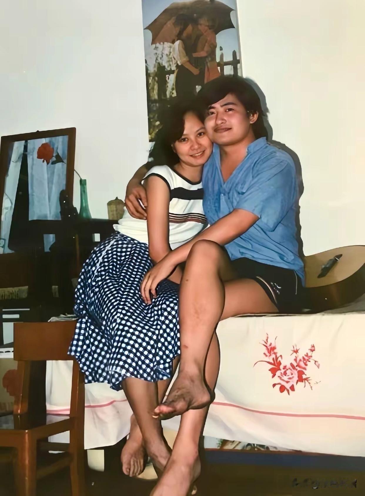 这是1989年，新婚的刘欢与妻子卢璐的在家中的一张合影。可以看出家里的环境非常干