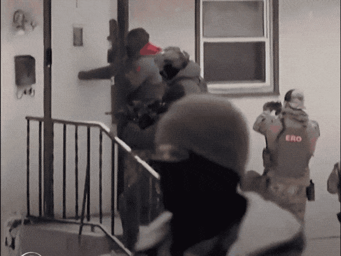 美国ICE抓捕的裸身亚裔大爷：竟然与两名非法移民强奸犯同住？19日美国ICE突袭