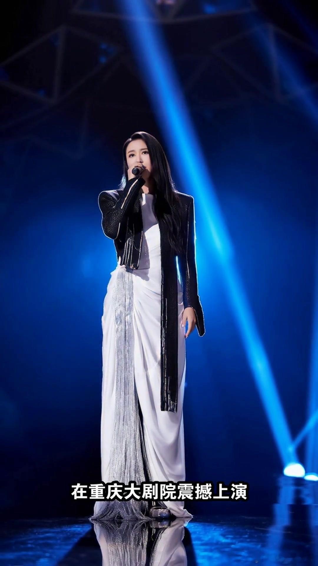 张靓颖的三个铁杆闺蜜：一是演员刘亦菲，二是歌手谭维维，三是演员张天爱。 张靓颖和
