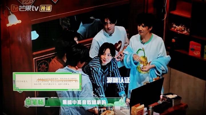 张真源认领黑暗中高音歌唱家张真源本人认证黑暗中高音歌唱家隔着屏幕都忍不住笑，我们