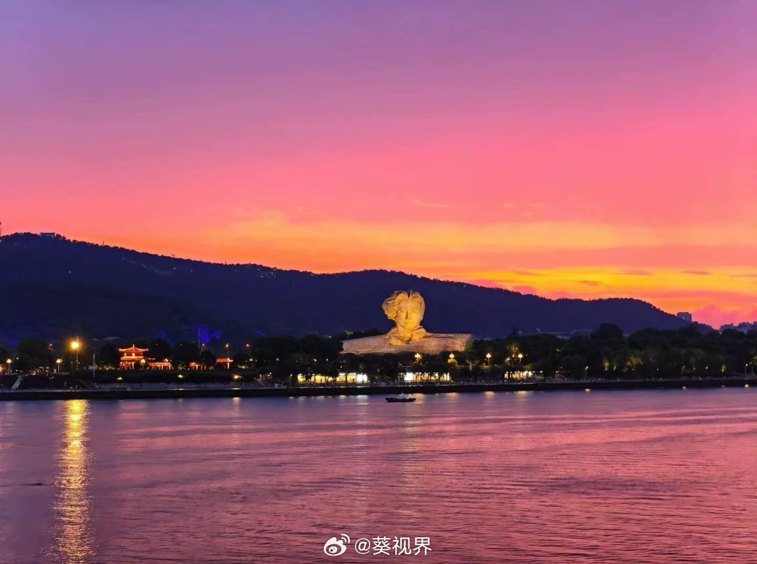 橘子洲头的教员，已经和天地达成了一种——惊心动魄的和谐。 