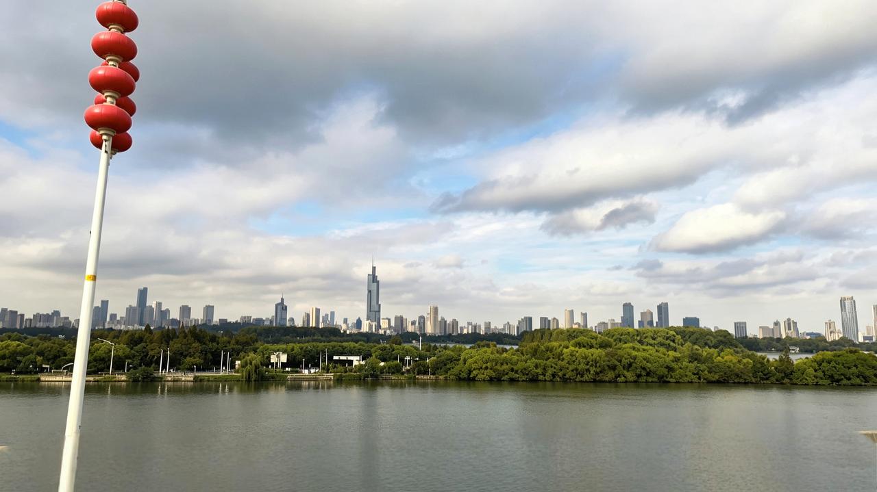 朋友第一次来南京旅游，拍下了这两张照片。作为在南京生活了数十年的“老南京”，也一