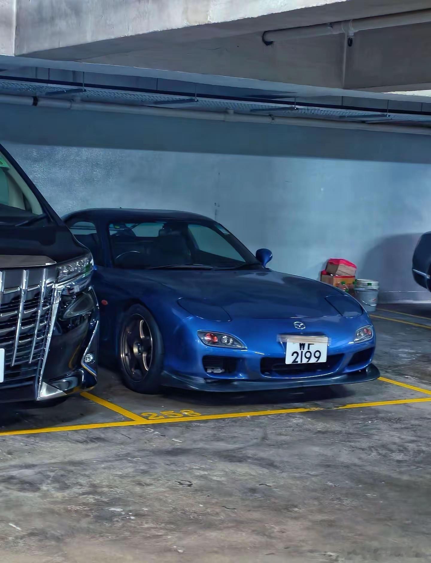 香港某地库里的豪车，满满的情怀，看到你的梦中情车了吗？ 
