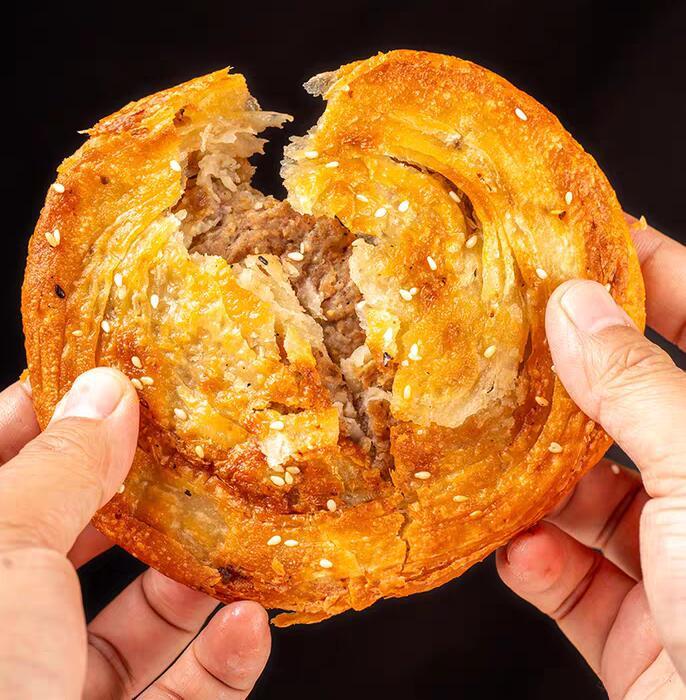 地方美食正宗军屯锅盔：舌尖上的川味传奇历史溯源：传承千年的匠心美味军屯锅盔，作为