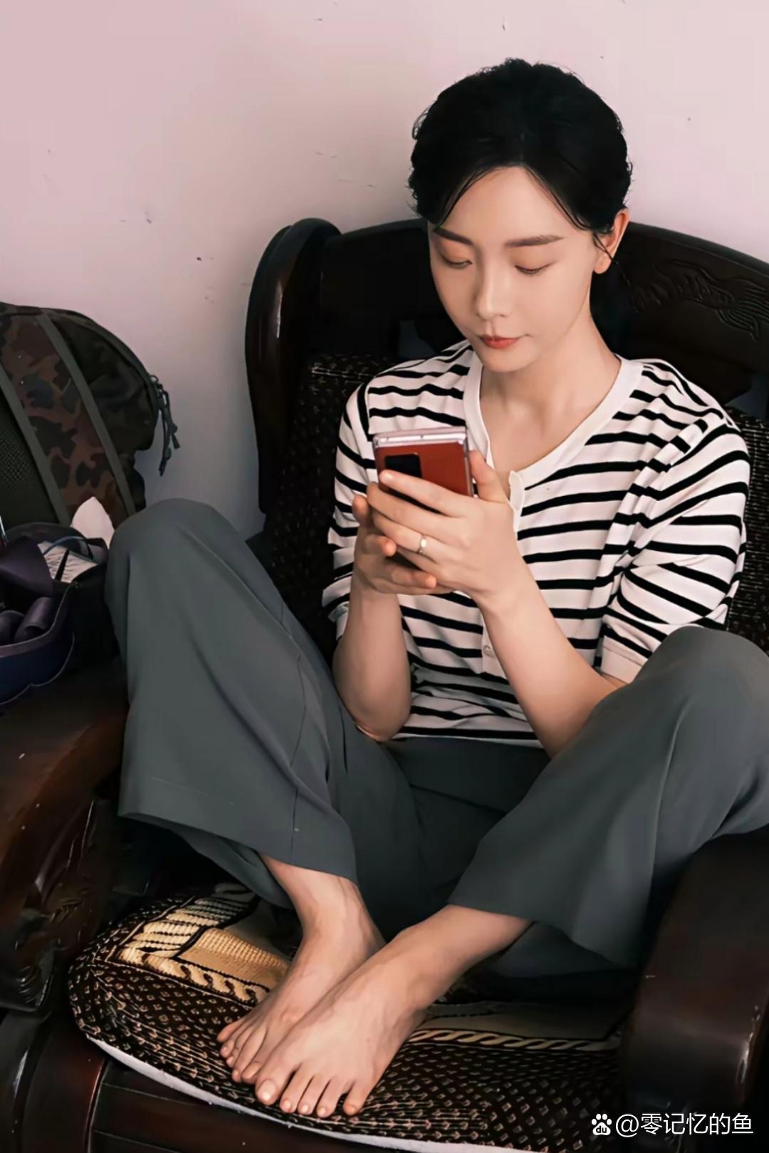 陈数这么瘦，脚咋这么肥。 