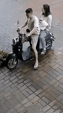 都是男人的错！
既然不能给老婆提供安全舒适的宝马奔驰，那就应该停好电动车时，管好