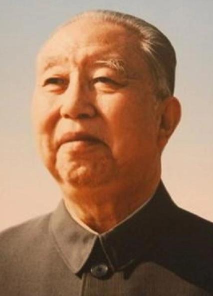 1974年初春，华国锋在中央一次小型会议上突然拍桌子发火，指着当年举报贺龙“叛国
