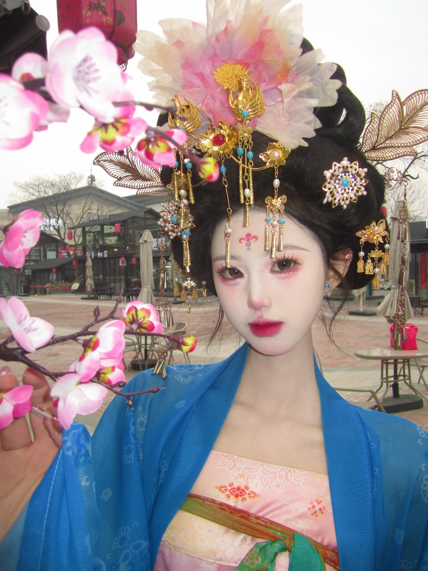 悄悄问圣僧 女儿美不美