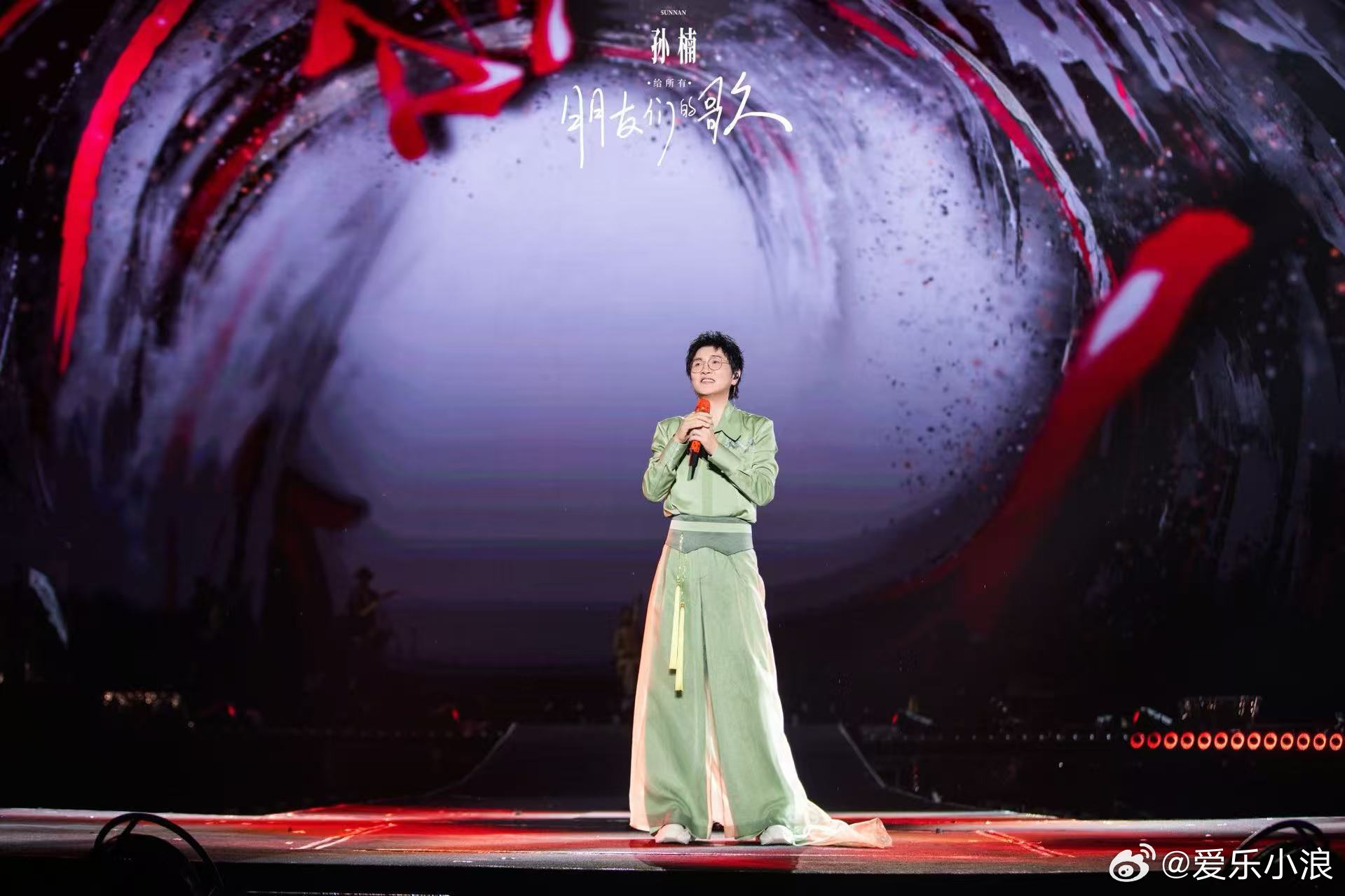一曲道尽藏海一生✨孙楠演唱会唱响《藏海传》主题曲《是我》。恢弘旋律搭配他极具辨识