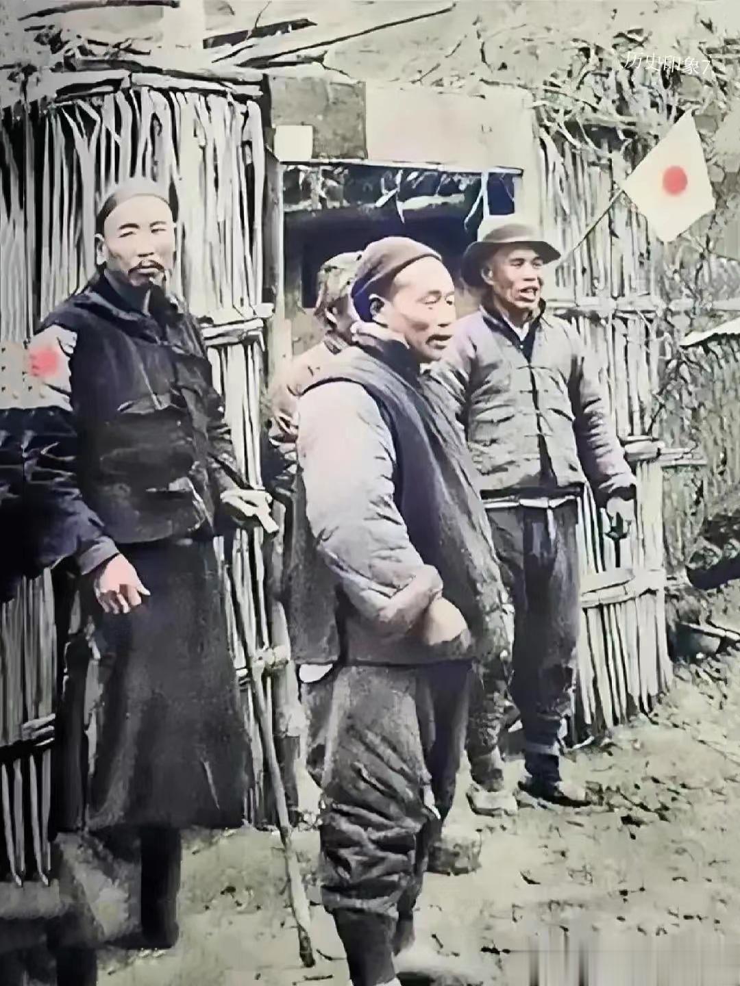 抗战时期，几名汉奸迎接日军时的真实留影，照片中的几人不仅挂出膏药旗迎接日军，看着