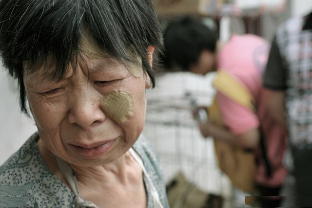 李姐退休已经有三年了，最近她得了一种奇怪的病。她以为自己是幸福的女人，觉得自己对
