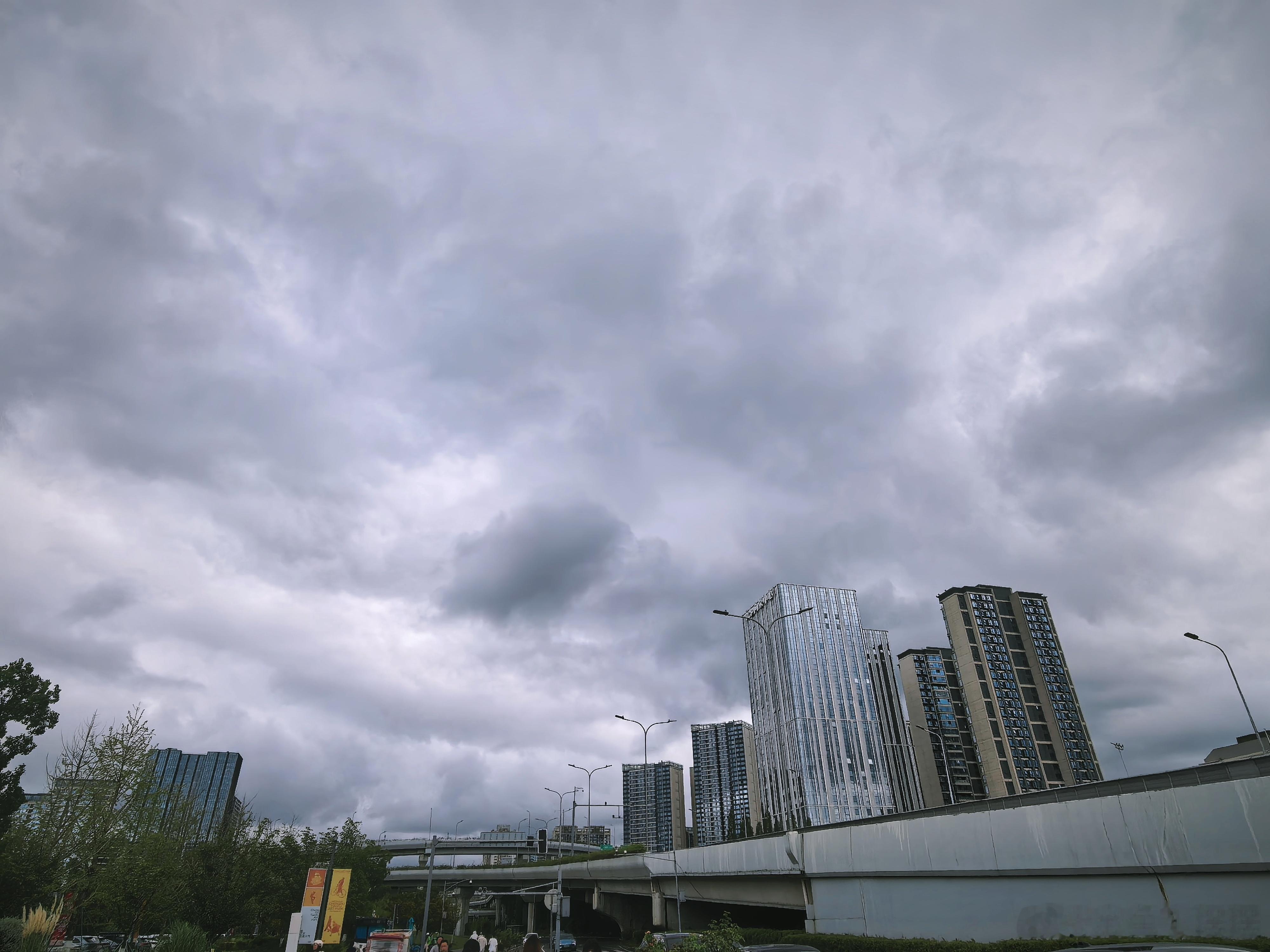 这几坨云游到哪里，雨就下到哪里。连续高温之后连续大小雨，没完没了了…… 