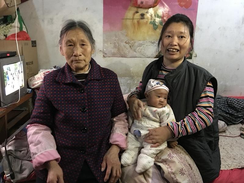 杭州42岁的胡女士走进医院，坚决要切除双乳。原来，她外婆年轻时、妈妈几年前都确诊