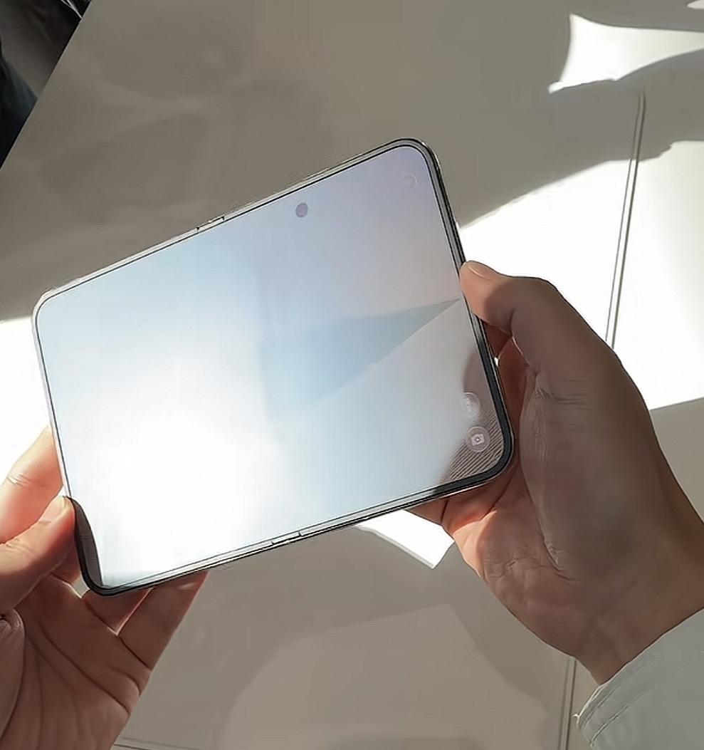 iPhoneDuo折痕控制的有点吊，完全没有割裂感，而且转轴处支架它是平的，不是