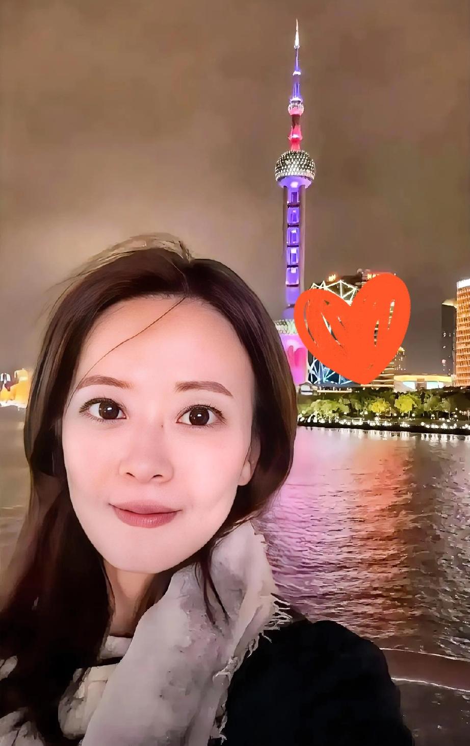 国民党那个发言人江怡臻

最近跟着访问团到了上海


还在社交平台上发了张自拍。