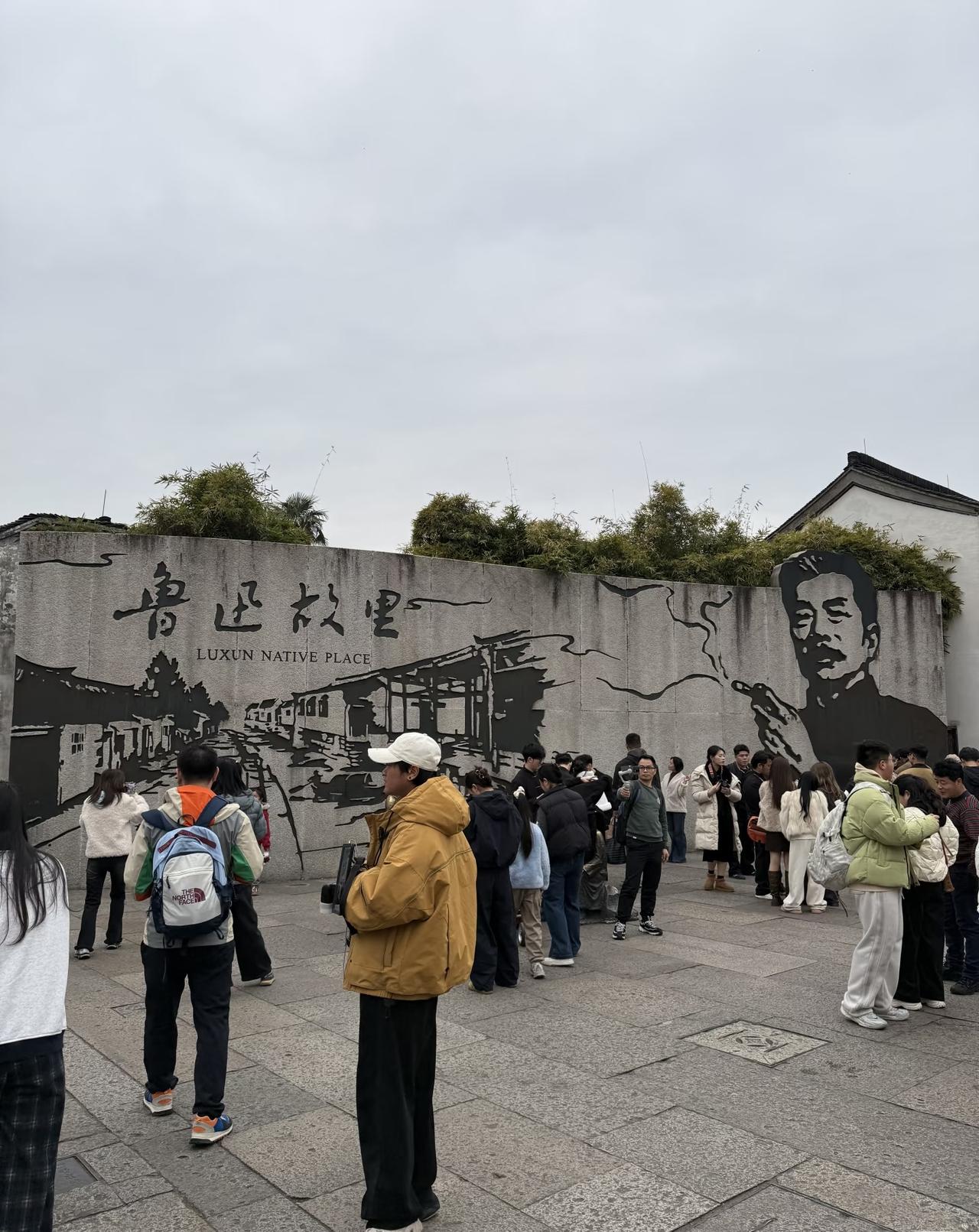 近日，有网友发文吐槽：鲁迅故里吃相太难看。
这位网友直言，鲁迅故里本来应该是安安