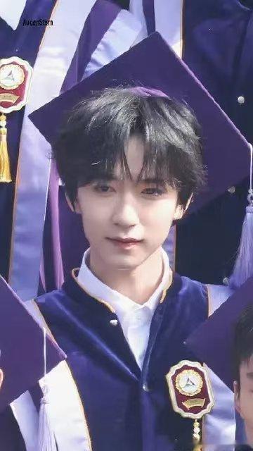 贺峻霖回中传拍毕业照贺峻霖拍大学毕业照路透 小贺回学校拍毕业照啦 
