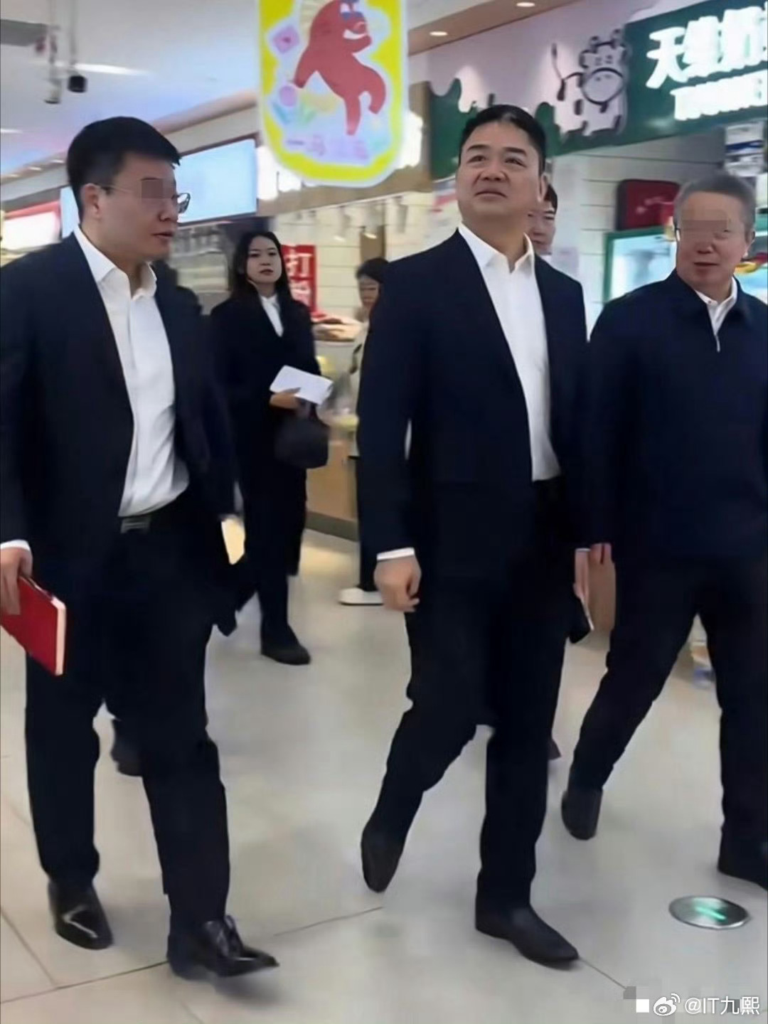 京东刘强东现身哈尔滨革新市场此行的目的，肯定不是旅游那么简单。这个时间点出现在这