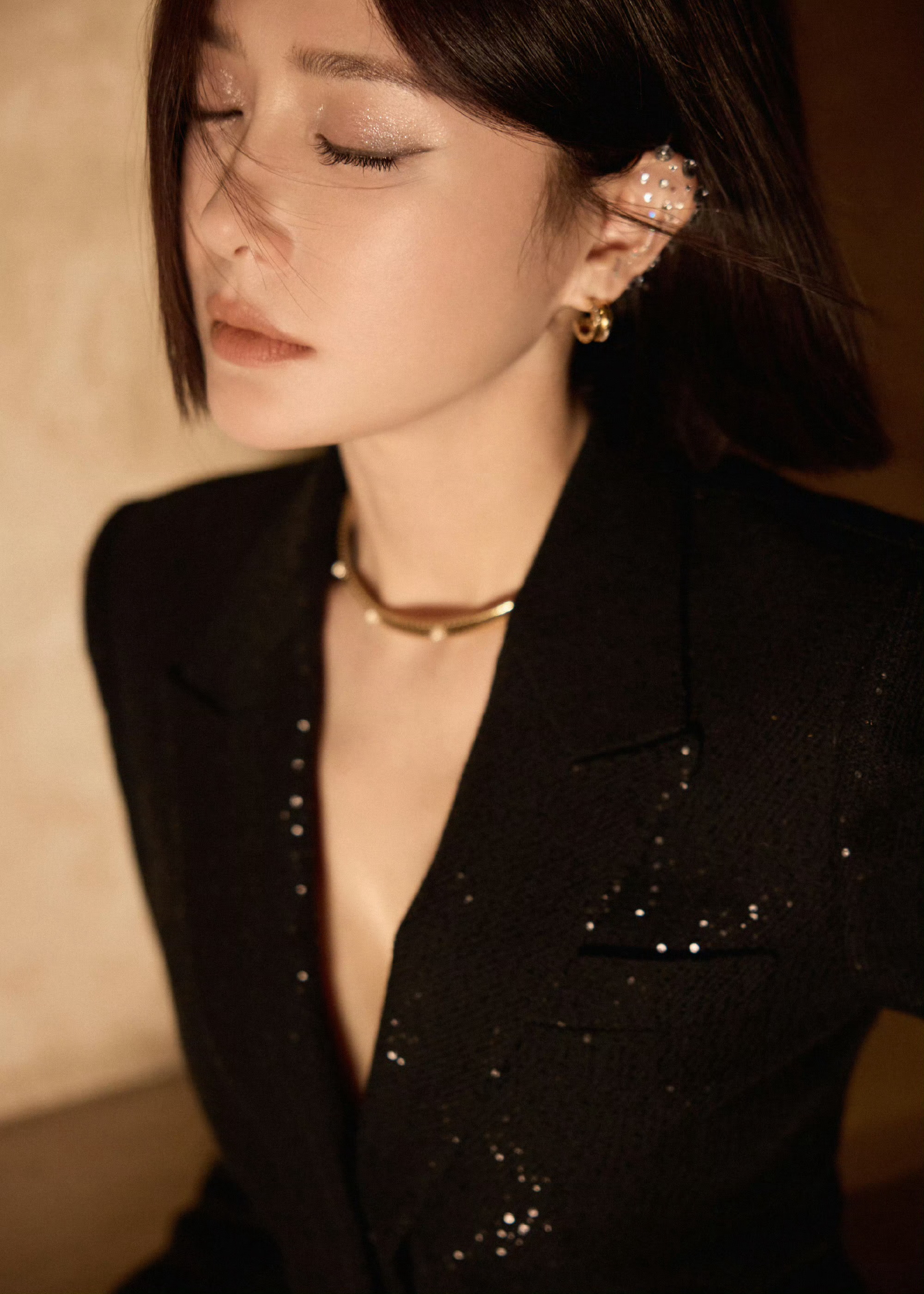 秦岚红毯造型演了部双女主戏刷到秦岚星光大赏的造型，瞬间被吸引。西装烟熏妆超霸气，