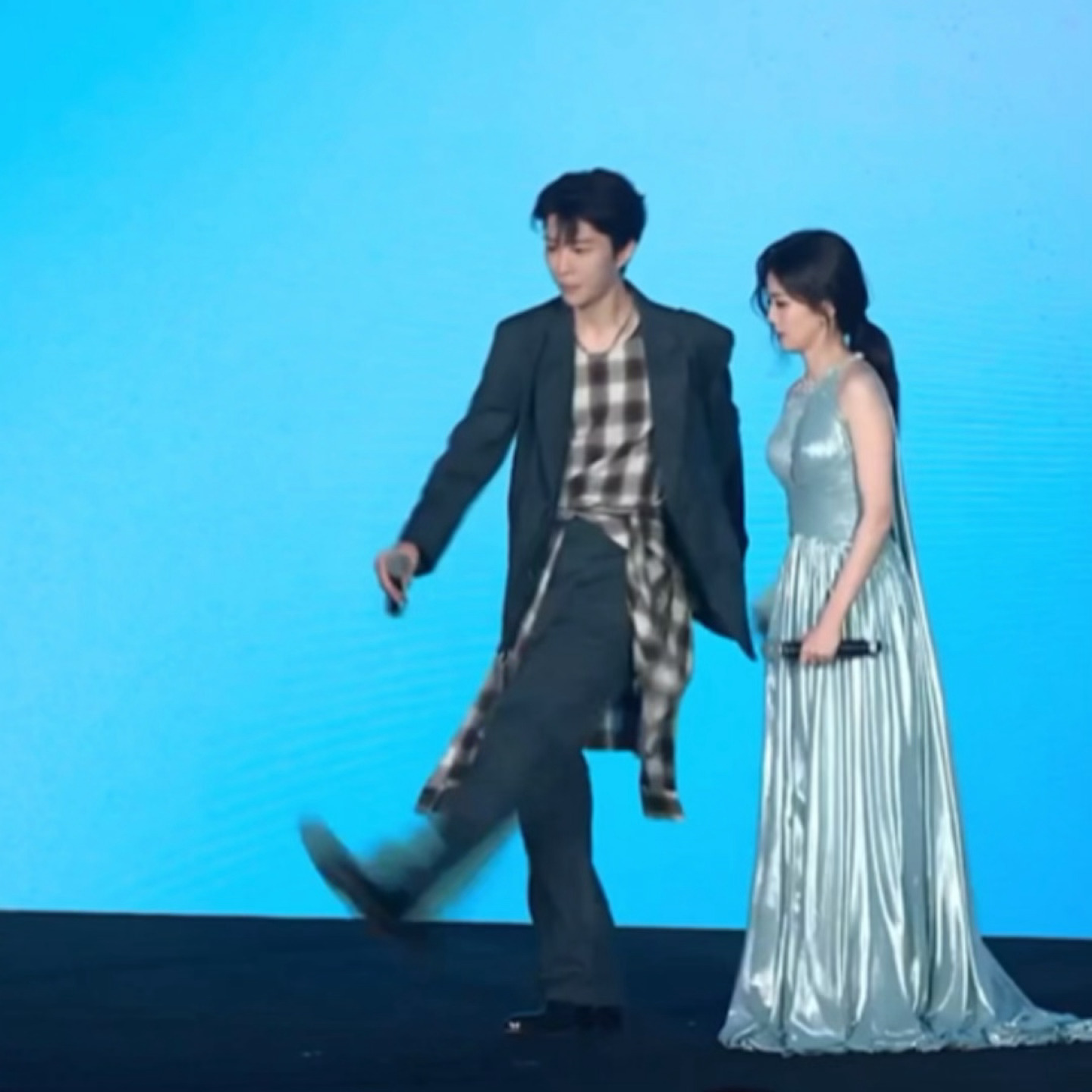 哈哈哈哈哈哈哈哈哈哈哈哈哈哈哈哈哈哈哈哈哈哈白鹿范丞丞身上痒就去洗澡！！！白鹿范