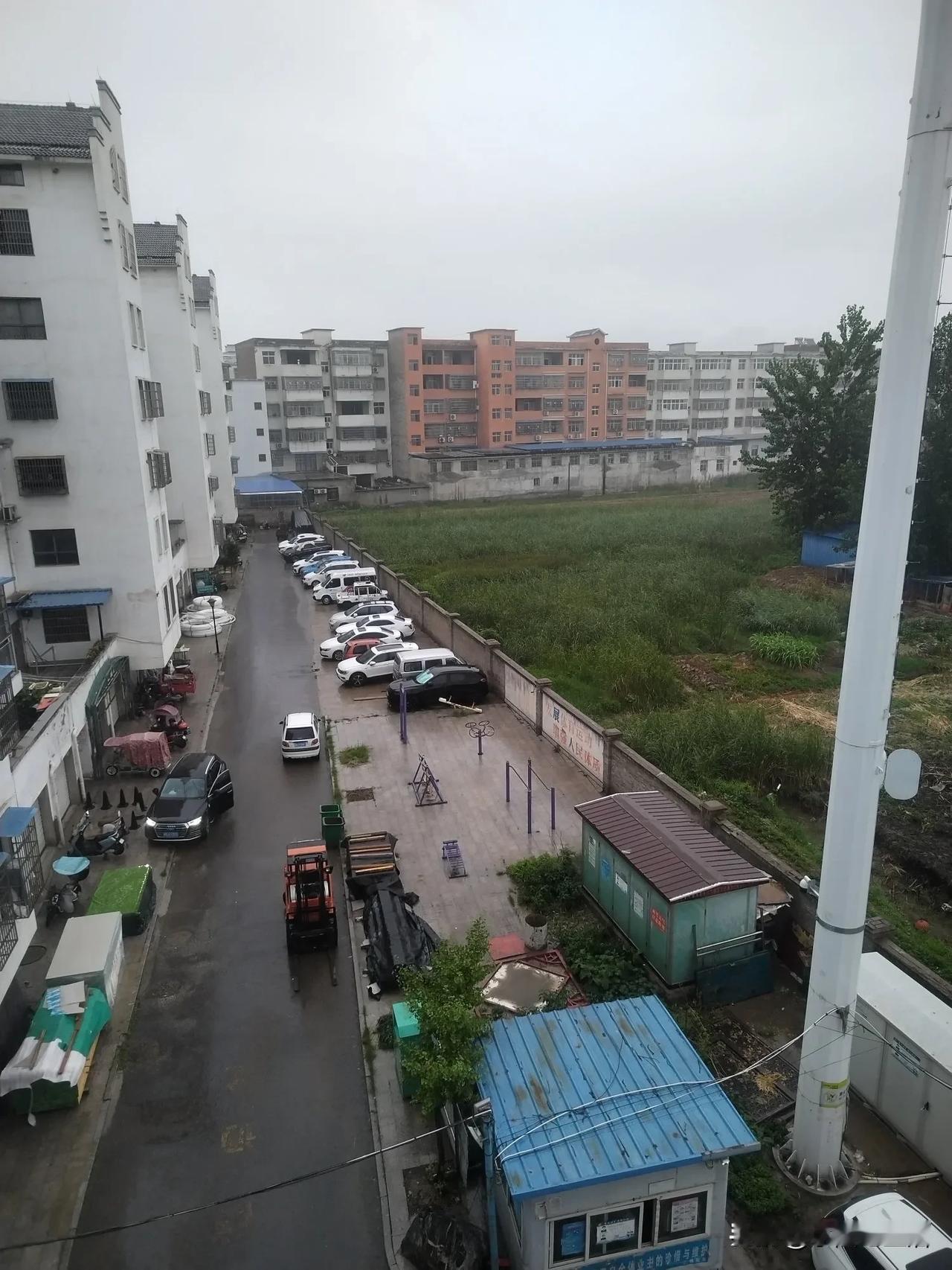扎心啦！这是多么深的愤怒啊！大早晨的被吵醒，大喇叭又在吆喝：“小偷偷我一块手表1