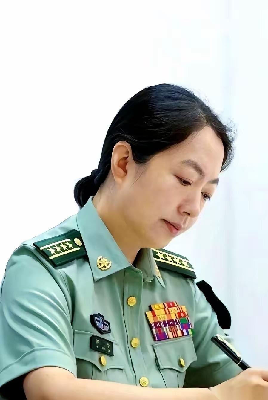 刷到一张女大校照片，第一眼看到两杠四星，已经足够震撼。视线往下一挪，瞬间让人挪不