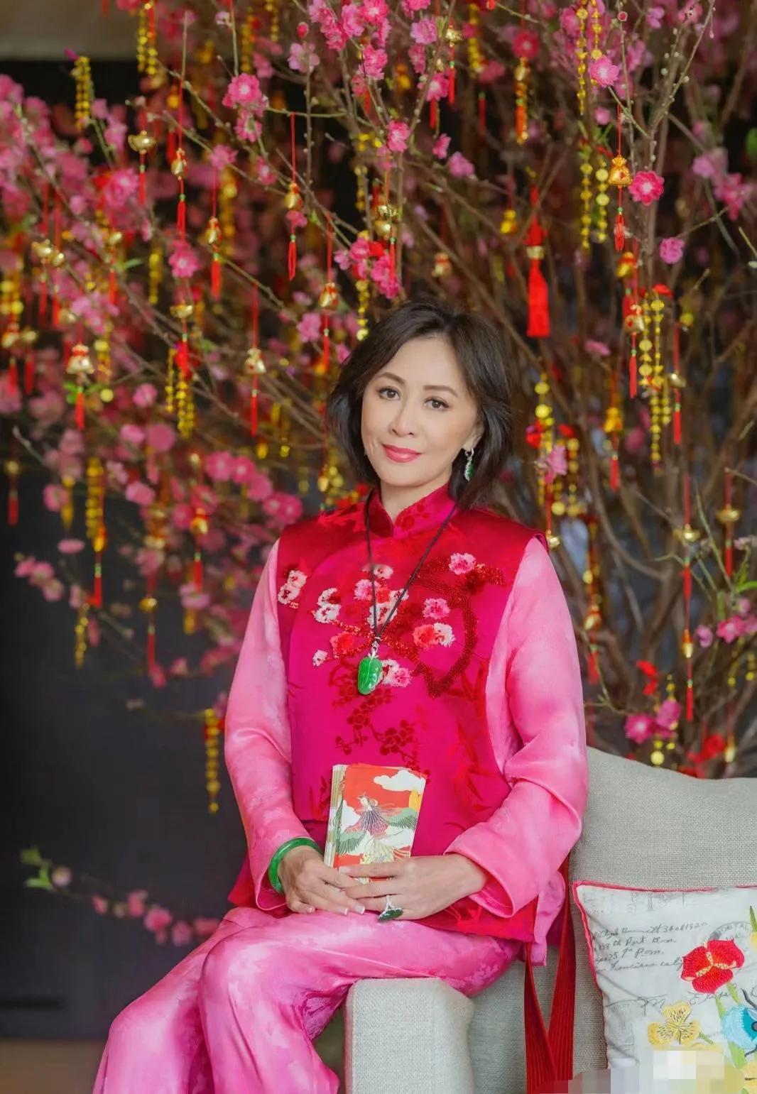 大年初一，刘嘉玲的穿搭美极了。

粉搭红，一身粉红装，外搭一件中式绣花的马甲。和