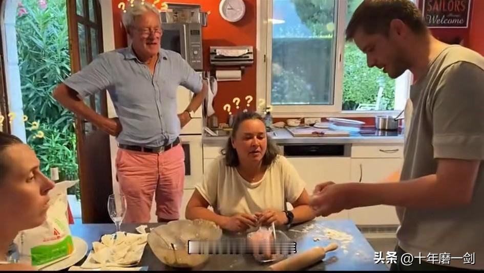 外国人也是以面食为主，以前只能吃各种面包，现在也学会了吃包子，饺子等中国面食的做