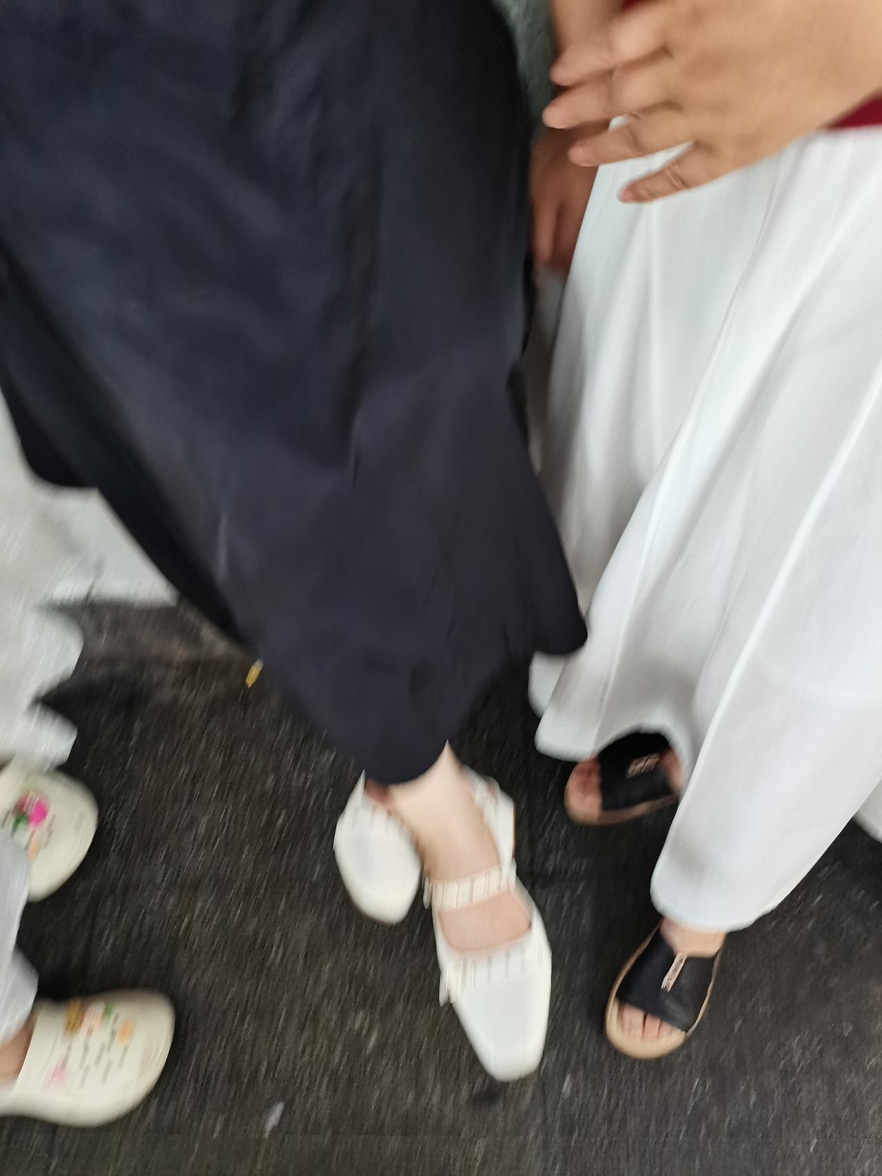 中午吃饭，
临时来的那个同学问我在做什么工作，
我说给人带宝宝。

 她有点难以