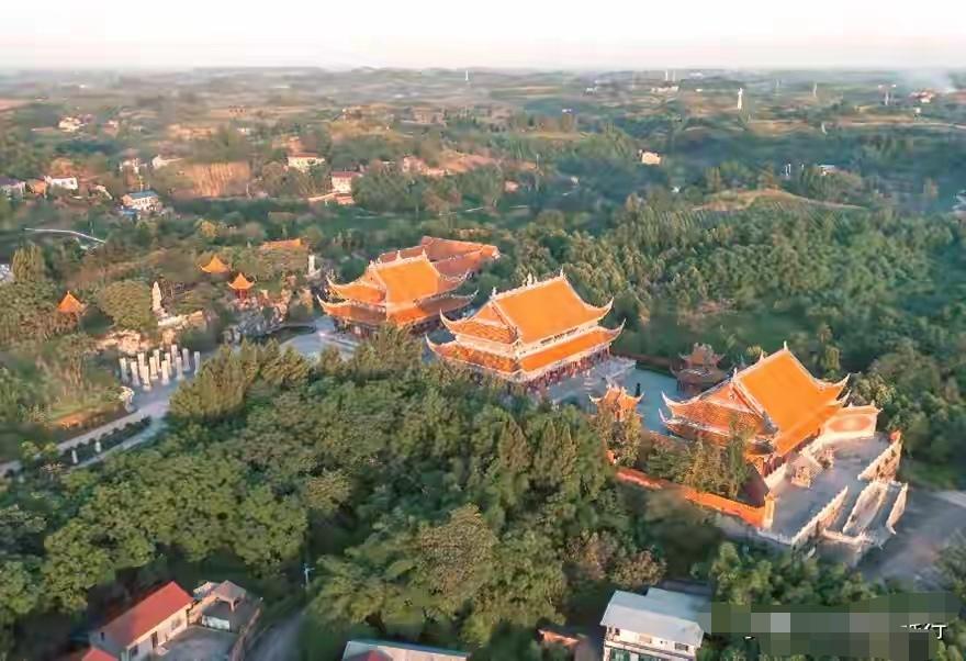 我在四川威远的乡间，远远望见一片金瓦红墙。

那气势不像庙，倒像紫禁城。走近了才